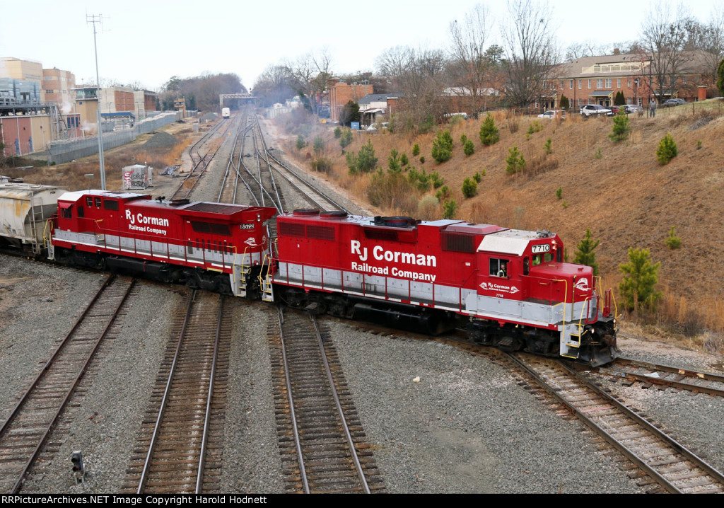 RFCC 7710 & 8572 lead train RF01 across Boylan towards NS Glenwood yard